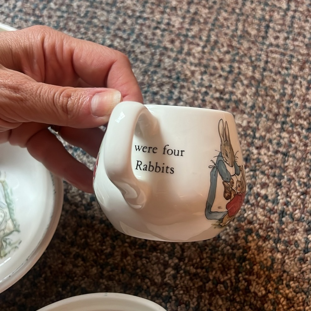 Peter Rabbit Wedgewood nursery set and trinket dish - Picture 11 of 14